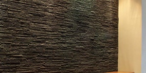 Длинный камень полосой в интерьере фото 3D панели RKS SLATE Сланец Black Pencil (3)