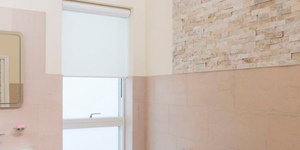 3D панели из натурального камня Кварцит Beige Quartz Classic от бренда  RKS SLATE каменная стена в ванной фото