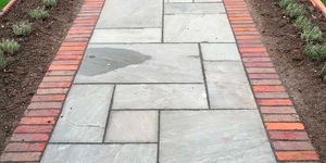Дорожки у дома из натуральной каменной плитки из песчаника RKS SLATE Belgian Grey фото готовых объектов (5)