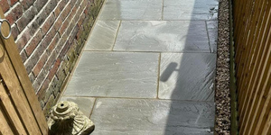 Дорожки у дома из натуральной каменной плитки из песчаника RKS SLATE Belgian Grey фото готовых объектов (8)