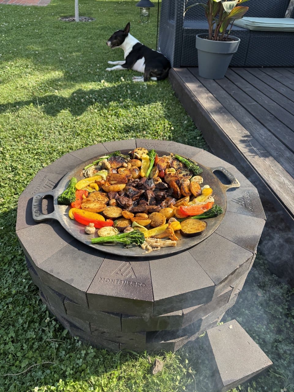 очаг из шамотного кирпича (черный огнеупорный кирпич  Montenegro)