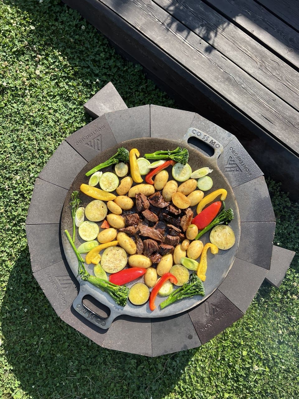 очаг костровой из кирпича (черный огнеупорный кирпич  Montenegro)