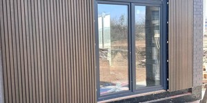 Реечная панель Middle Lines, Australian Palisander, Co-Extrusion фасад из реек реальные фото объекта (1)