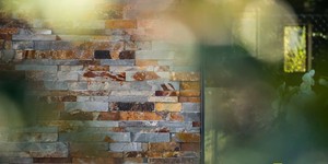 Натуральный камень на фасаде и цоколе дома фото 3D панели RKS SLATE Cланец Multicolor Classic купить с доставкой (2)