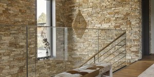 Стена из камня у лестницы на второй этаж 3D панели RKS SLATE Кварцит Multi Quartz Country фото (5)