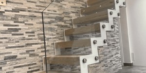 Стена лестницы из камня 3D панели RKS SLATE Мрамор Cloudy Grey фото посмотреть, заказать с доставкой камень (1)