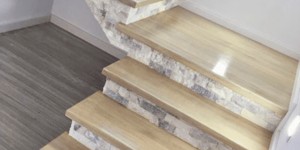 Стена лестницы из камня 3D панели RKS SLATE Мрамор Cloudy Grey фото посмотреть, заказать с доставкой камень (3)