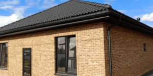 Цоколь дома облицованный черной каменной мозаикой фото 3D панели RKS SLATE Сланец Matt Black Slate Modern заказать (3)