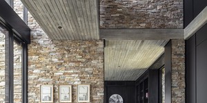 Каменная стена в интерьере из 3D панели RKS SLATE  Кварцит Biege Quartz Country фото интерьера, купить камень с доставкой в РКС Клинкер (12)