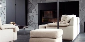 Напольная сланцевая плитка черная в гостиной фото RKS SLATE Сланец Brazil Black Natural купить с доставкой
