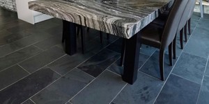 Пол на кухне из черной плитки натурального сланца RKS SLATE Brazil Black Natural (5)