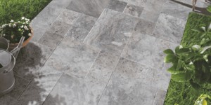Комбинация плитки разного размера на тротуаре фото. Плитка из травертина Silver French Pattern заказать с доставкой (1)