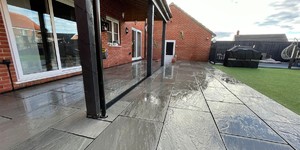 Настил из каменной плитки во дворе фото - Плитка из песчаника RKS SLATE Belgian Grey купить с доставкой (1)