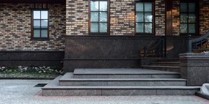 Фото объекта. Цоколь и крыльцо в отделке Гранитной плиткой Дымовская. Купить с доставкой (9)